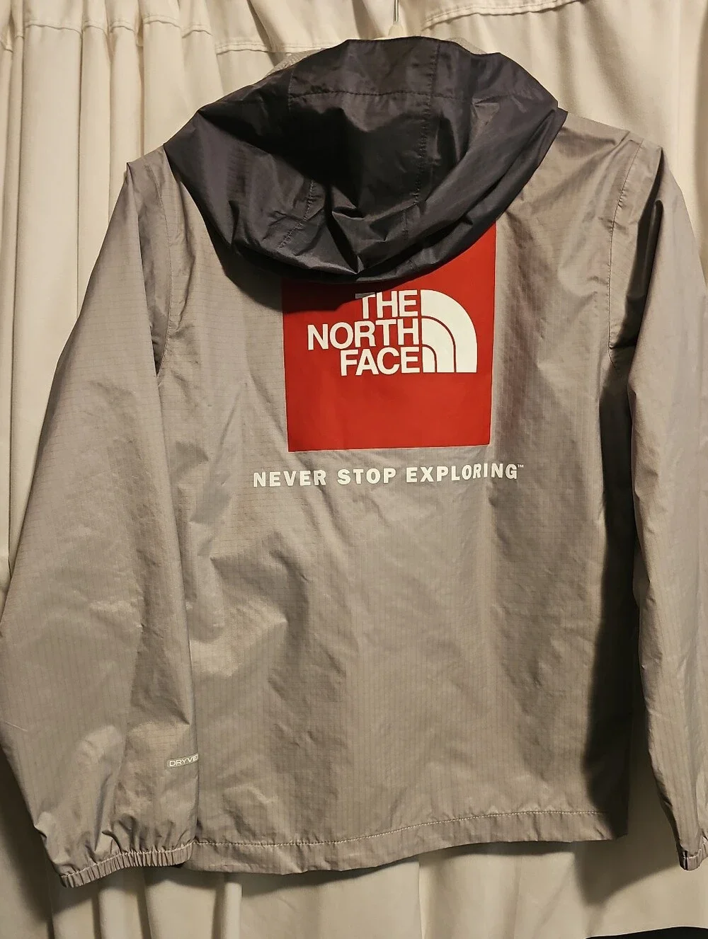The North Face  Lightweight Hooded Rain Jacket in Navy and Gray Sz. M